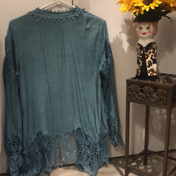 Beautiful vintage boho jacket with gorgeous lace details on sleeve and the hem. - Picture 10 of 16